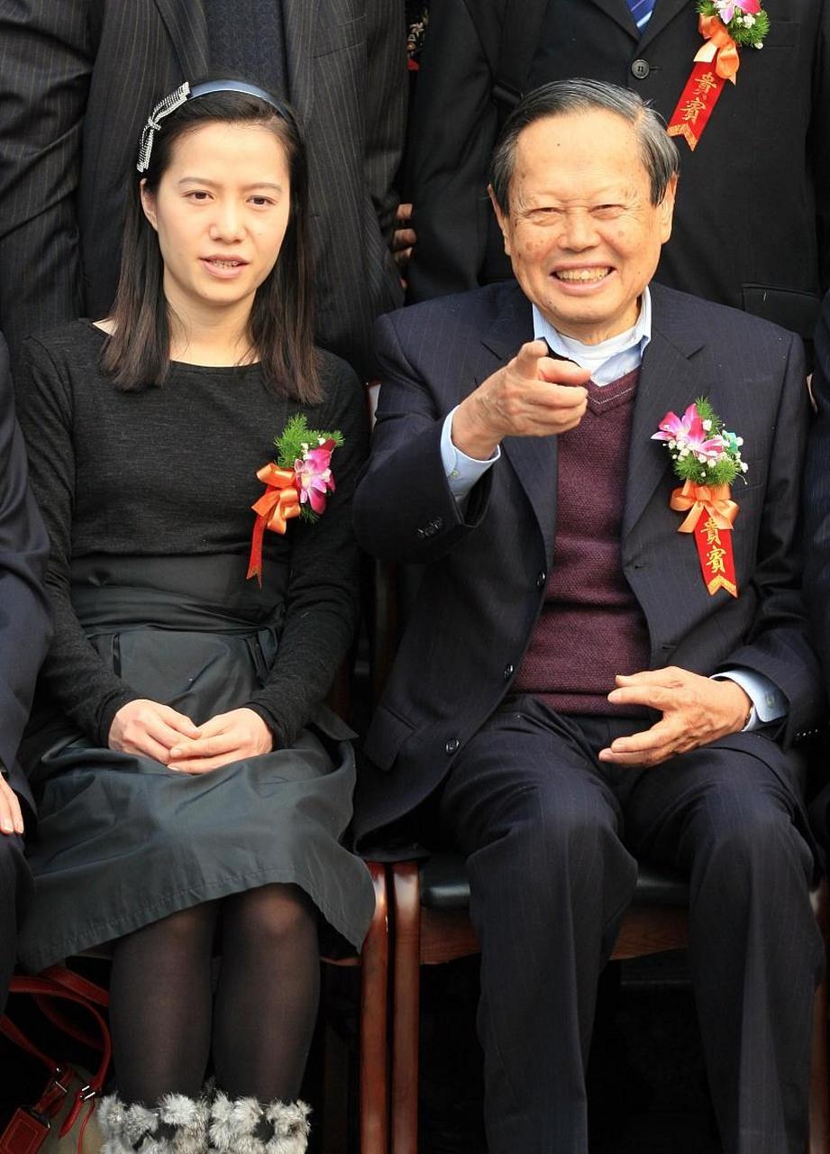 杨振宁杨帆的这些合照,男方比女方显年轻.