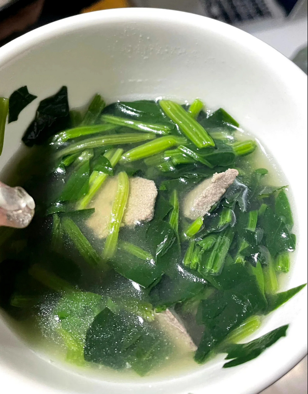 人家说内脏补铁补气血最好,我妈给我修了菠菜猪肝汤,可是无论怎么煮我