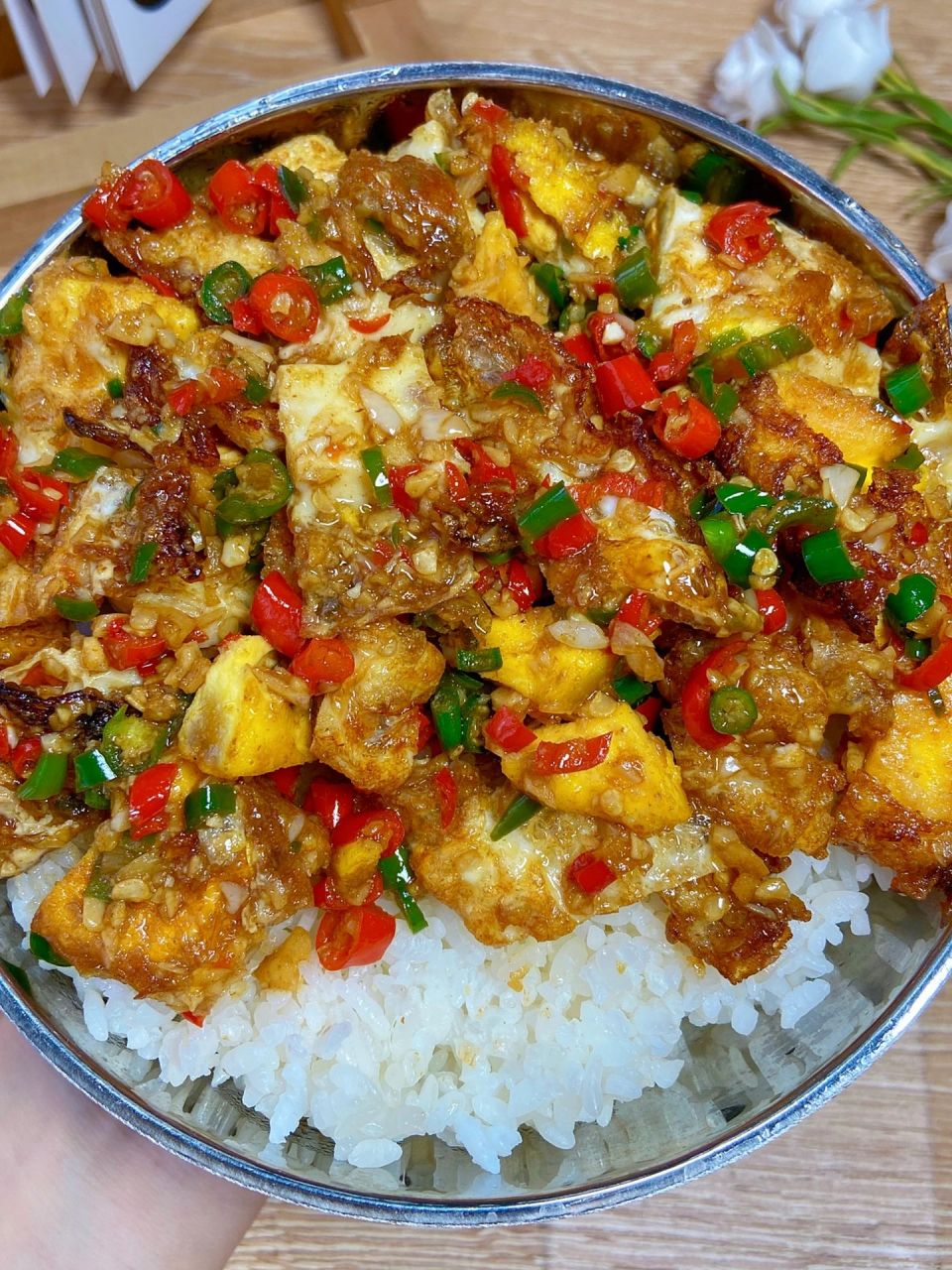 辣椒炒荷包蛋～ 吸满汤汁的荷包蛋搭配上辣椒碎,真的巨下饭!