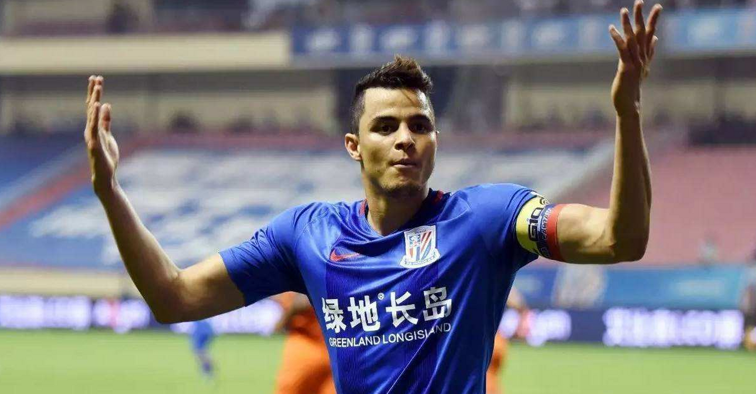 国际知名裁判王学智对莫雷诺从张源身上迈过去十分不满,他到底怎么说?