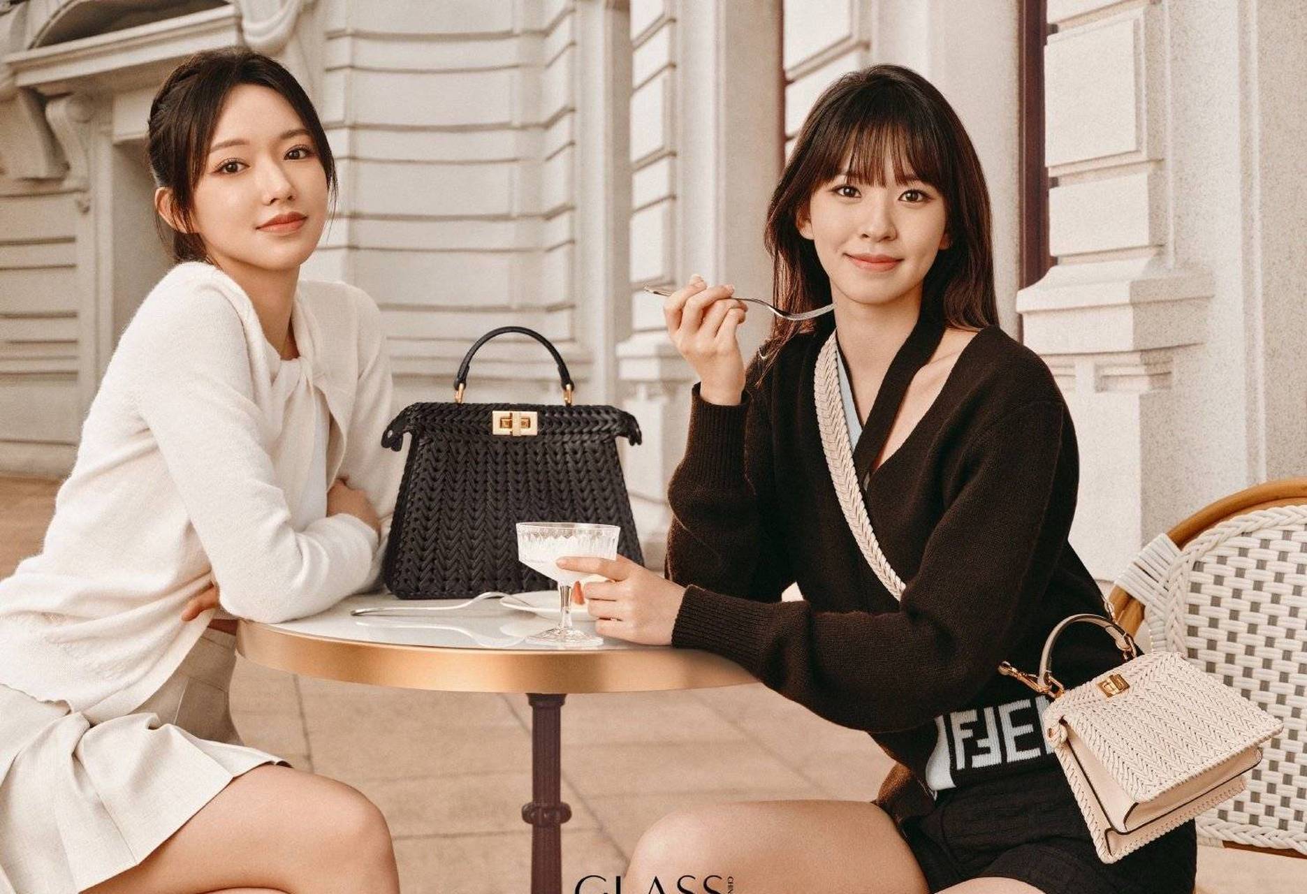 这次拍摄中,程潇和程晨两姐妹花身着时尚的衣服,一个甜美可爱,一个