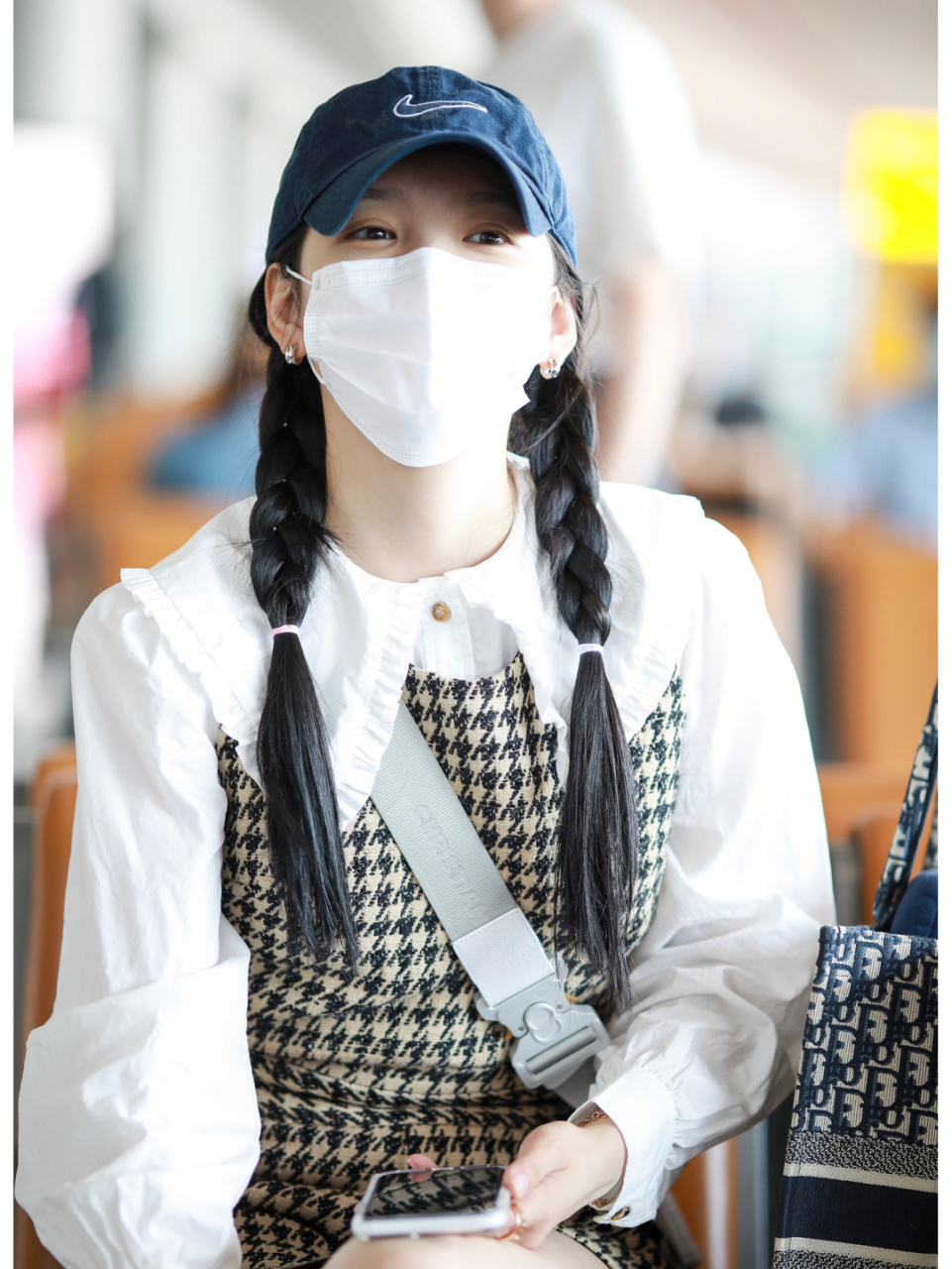 章若楠私服穿搭 可爱的双马尾辫女孩 章若楠机场私服科普 娃娃领衬衫