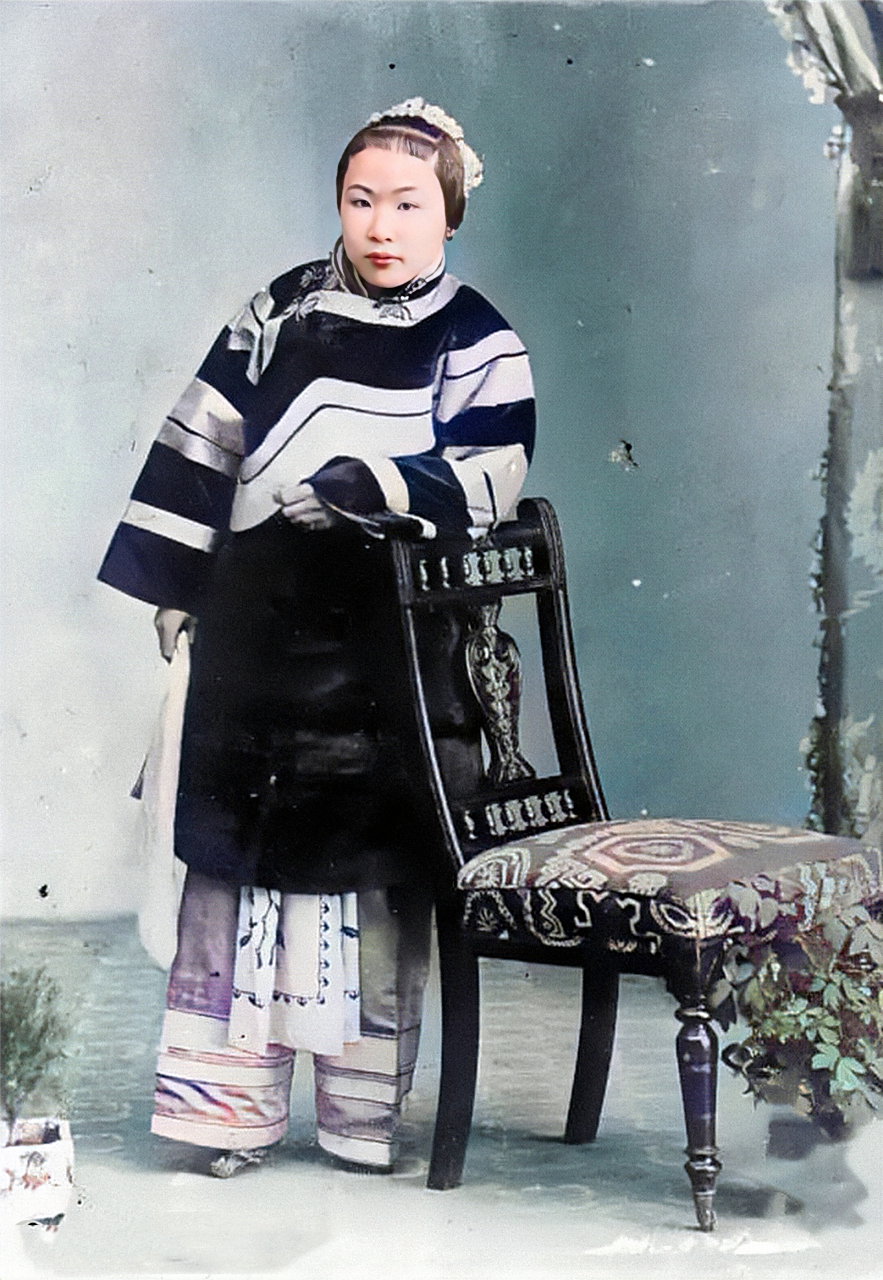 一对三寸金莲的小脚,可见她是一位汉族姑娘.