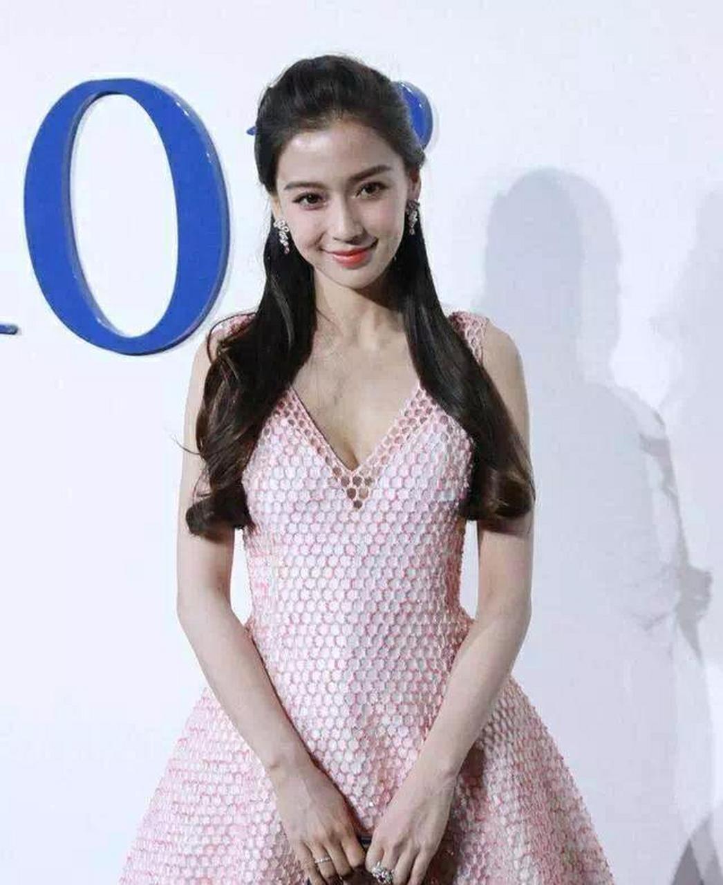 杨颖一袭白色蕾丝公主裙,十分的仙女,也不失小性感.