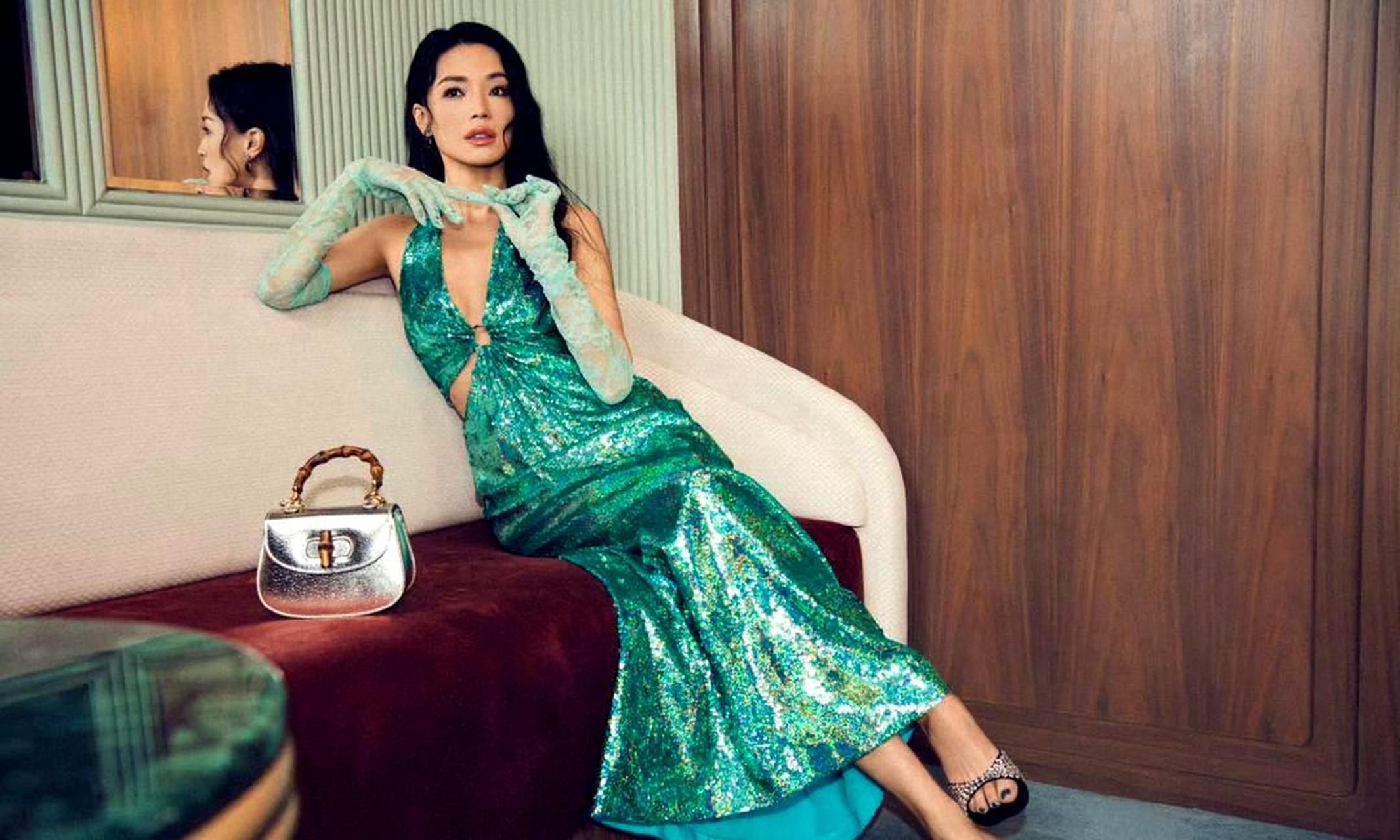 舒淇的亮片礼服和蕾丝绿手套不太搭配.