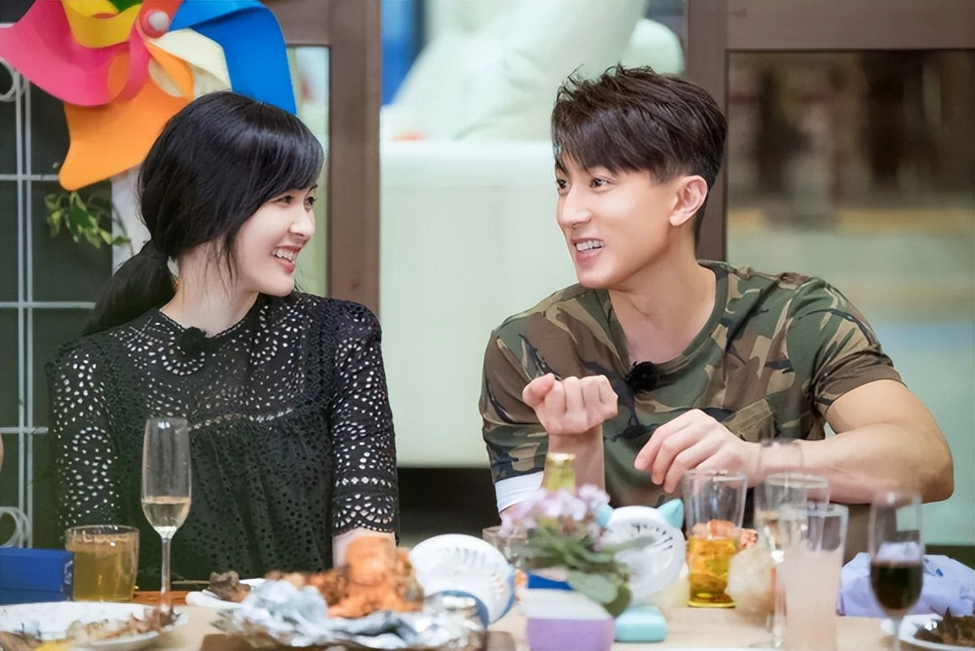 吴尊老婆42岁真气质,一袭粉裙温柔大方,一看就是贤妻良母