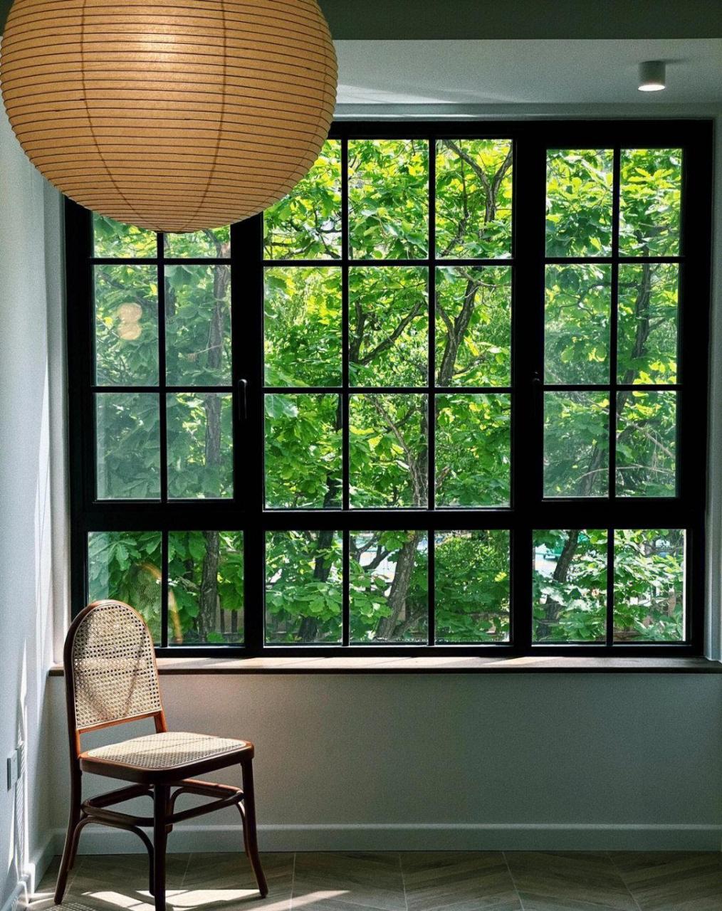 当初因为看到窗户外面的景色,才买了2楼 特意换了美丽仿钢窗,想着,能