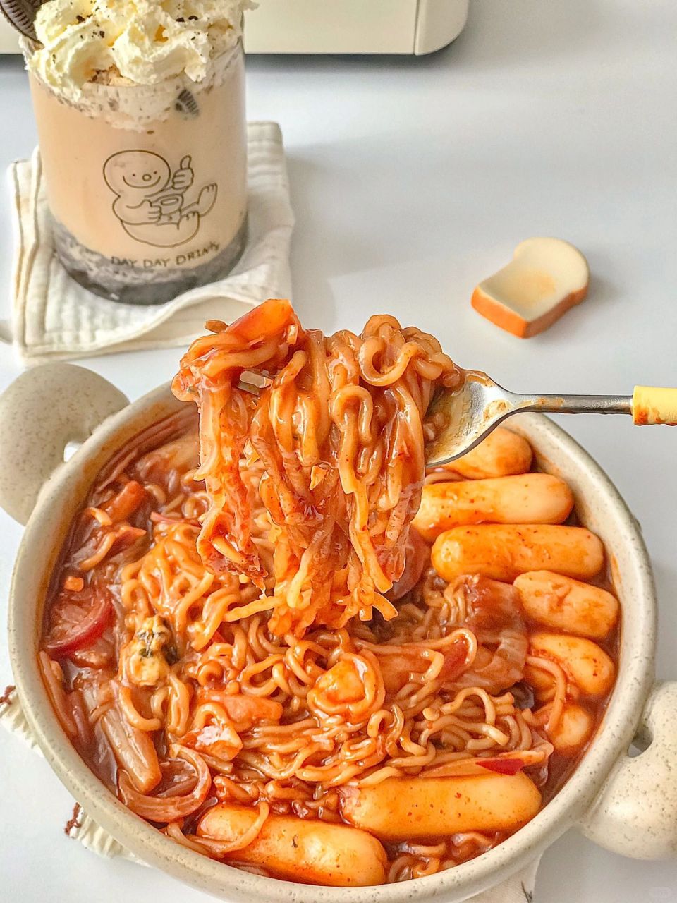 快乐一人食韩式年糕泡面奥利奥拿铁 心诚则零卡路里 韩式芝士年糕泡面