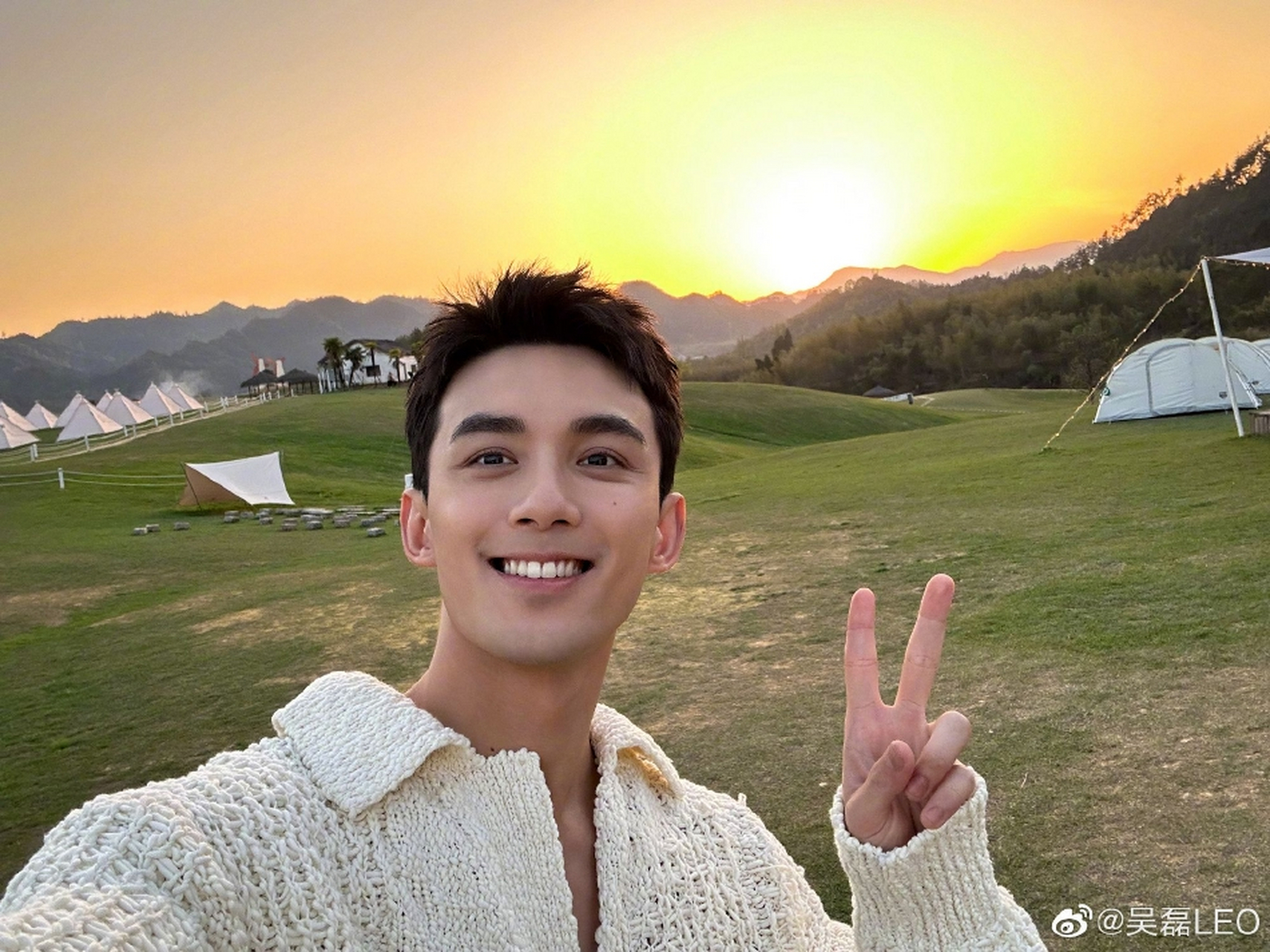 吴磊晒夕阳下收工自拍,比耶露齿笑阳光帅气.