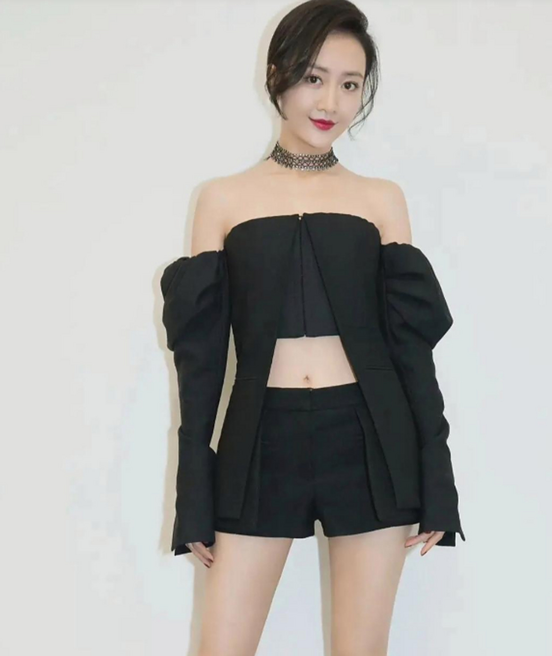 王鸥一身黑色短款穿搭,气质优雅,性感妩媚,浑身散发着迷人的气息