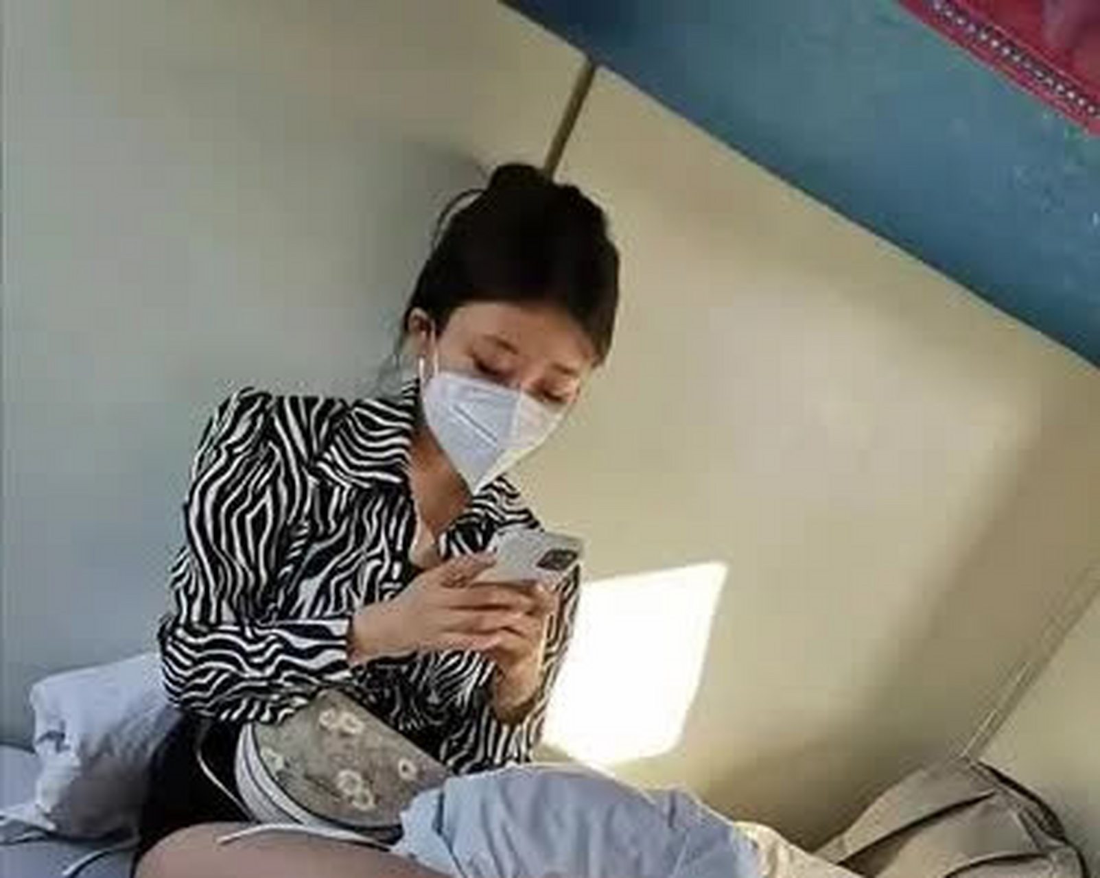 美女在火车上抽烟图片