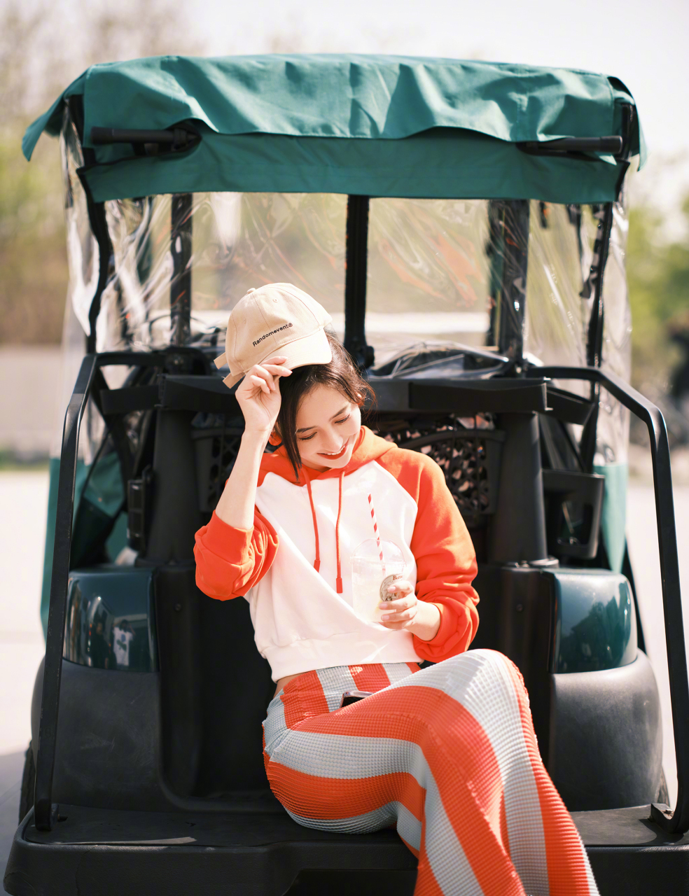 佟丽娅夏日运动装随拍,缤纷的橙色,夏天的色彩,这样阳光魅力的佟丽娅