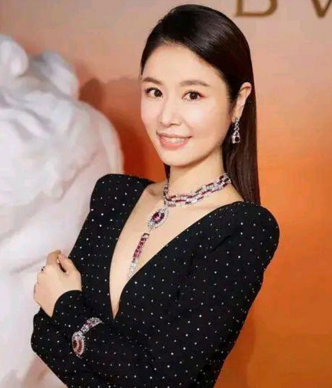 林心如,1980年10月17日出生于台湾台北市,华语影视女演员,歌手.