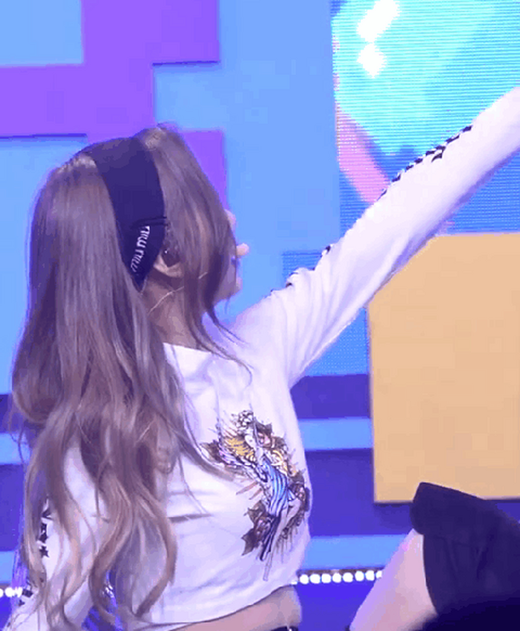 崔裕姝是五代女团cherry bullet双门面之一,果汁系甜妹,一双小狗勾般