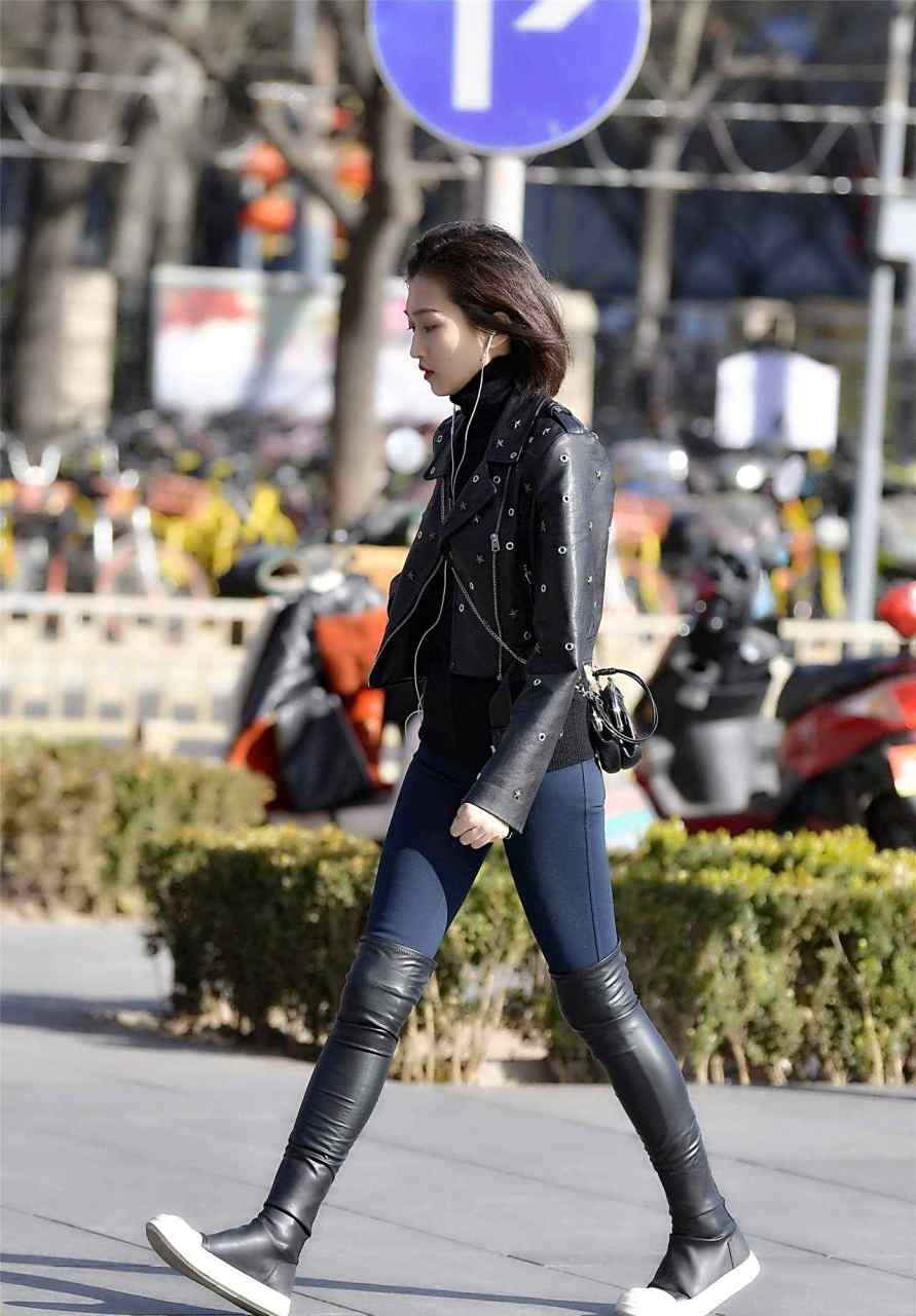 黑色过膝长靴,搭配紧身牛仔裤,身材苗条的美女,搭配也轻松很多,一款