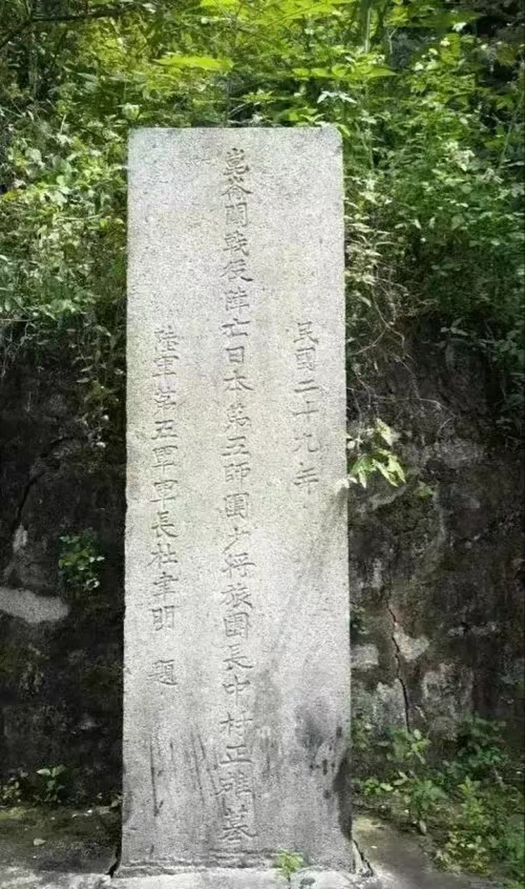 他的肚皮,突然,一枚炮弹飞来,正中屋顶,一堆砂石灌进中村正雄的肚子