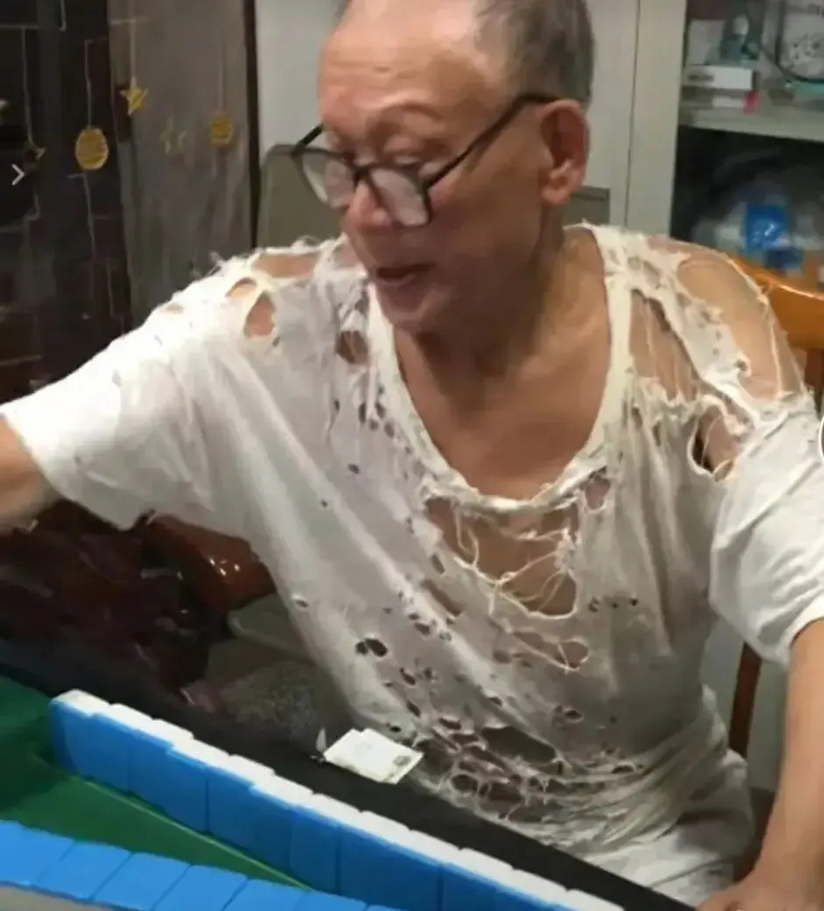 在县城里打麻将的时候,在麻将馆看到了一位脚上穿人字拖的特殊顾客