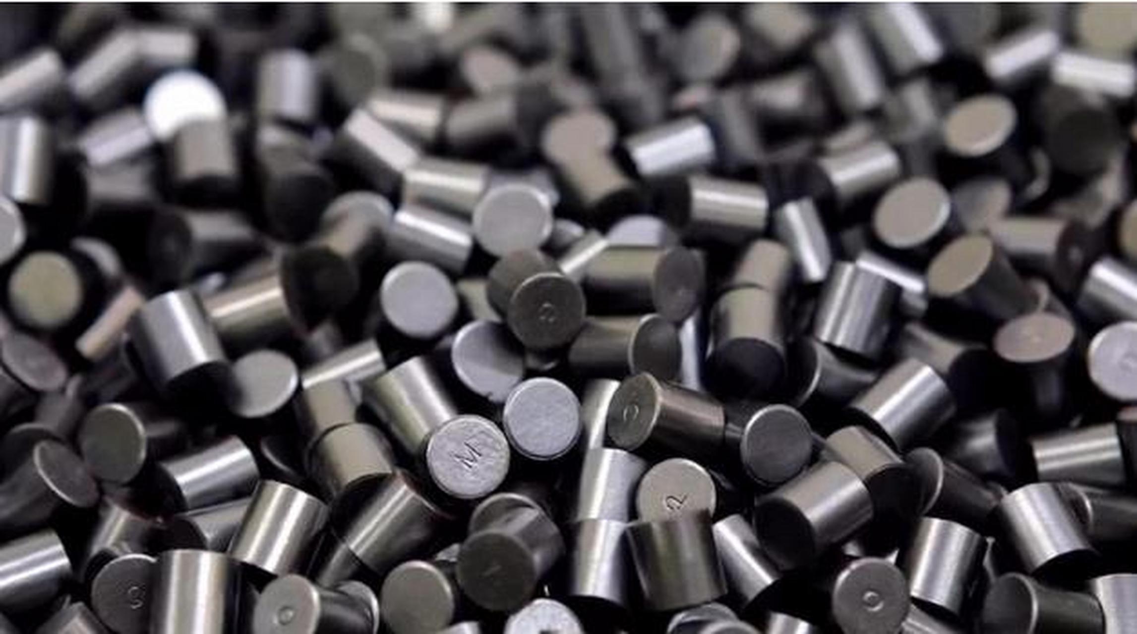 铀235是铀(uranium)元素里中子数为143的放射性同位素,在1935年最早被