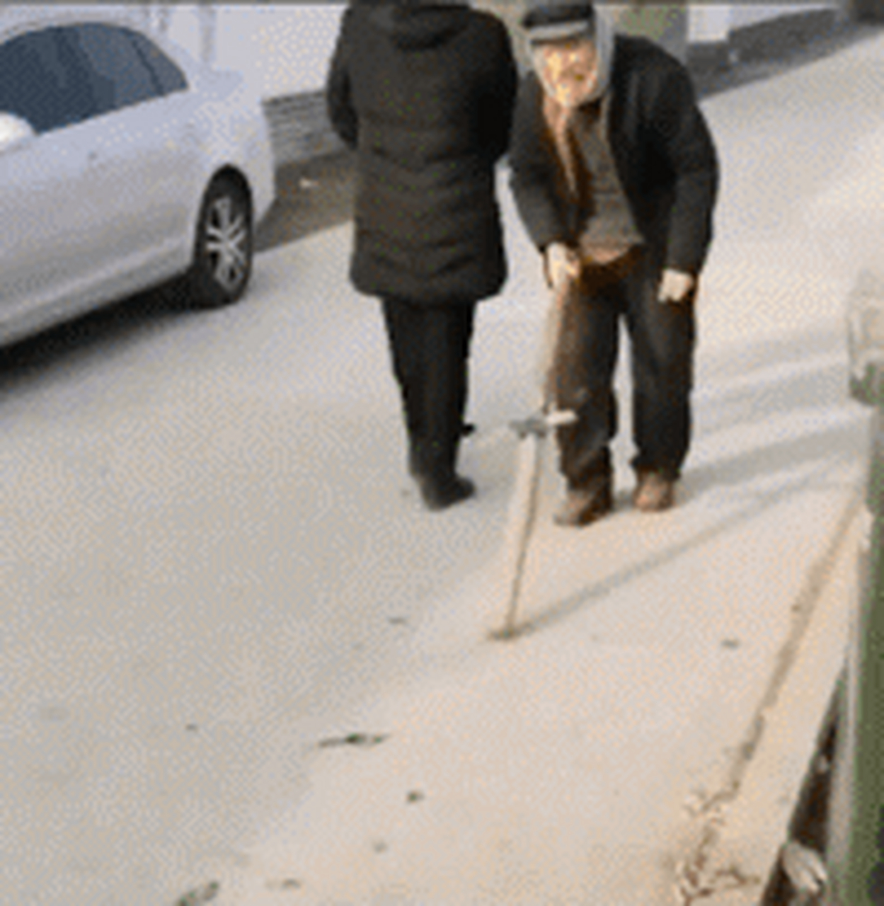 搞笑gif动图:注意看第一张,本以为是拐杖,看后才知道,大爷还是你大爷!