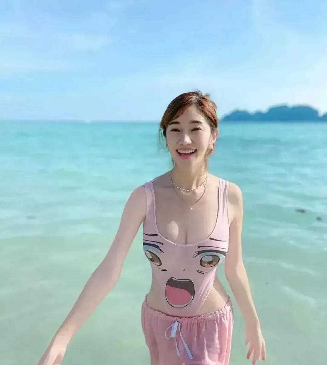 韩国女演员秀爱一袭粉色泳衣亮相海边,唯美动人,身材凸凹有致,u型领口