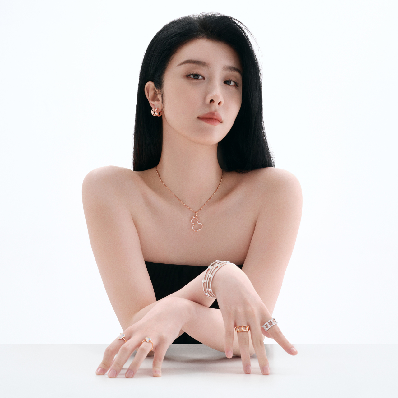 演员赵小棠率性叠戴qeelin wulu系列珠宝,钻石细闪,白金相伴,澄澈翡翠