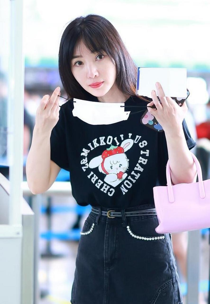 柳岩黑色短t牛仔裙现身机场,清纯甜美可爱至上