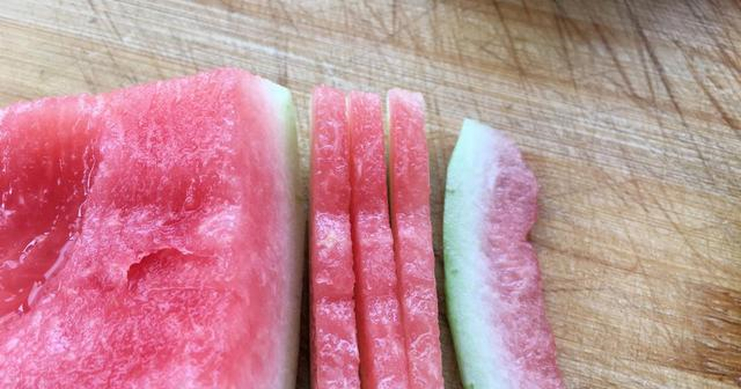 【菜名】:西瓜皮蜜饯[火车] 【所需食材】:西瓜皮500g,白糖400g