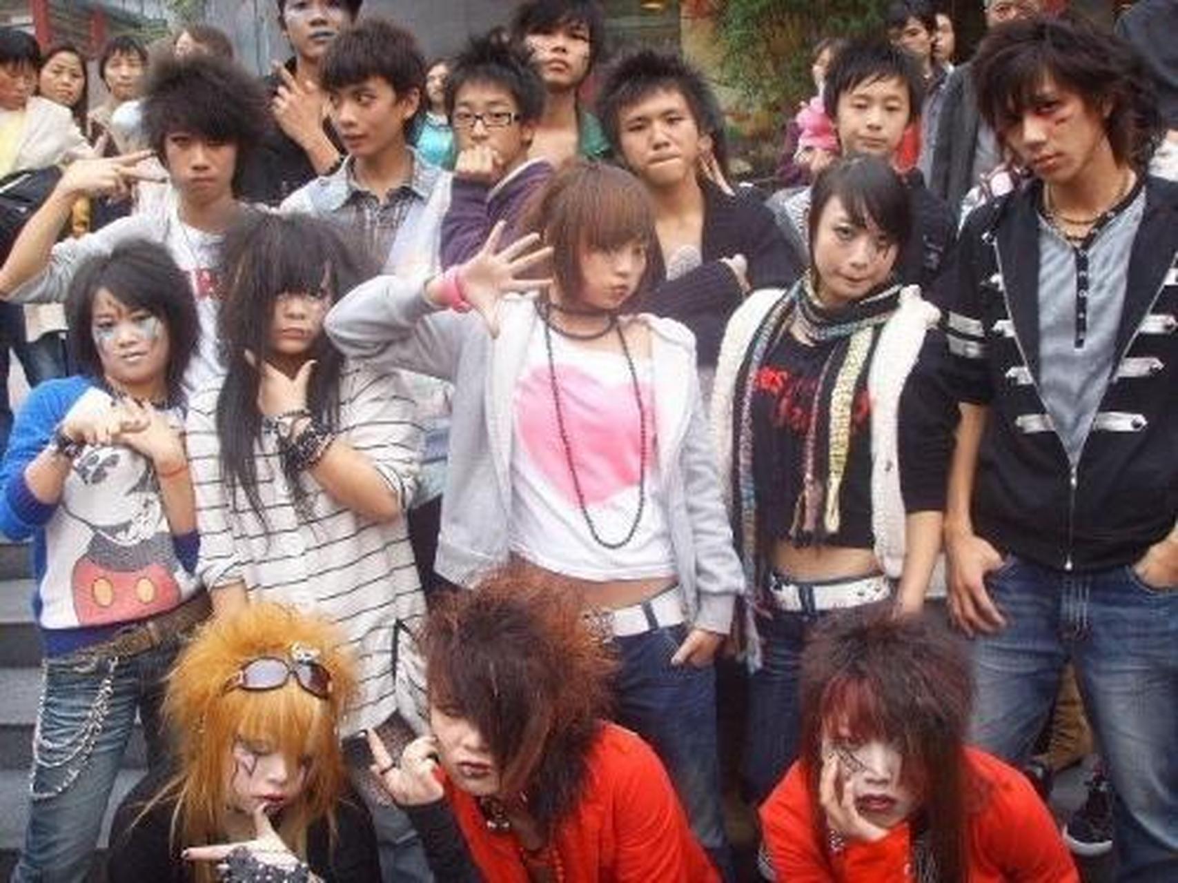 2006年,一群留着杀马特发型的时髦男女在拍照.