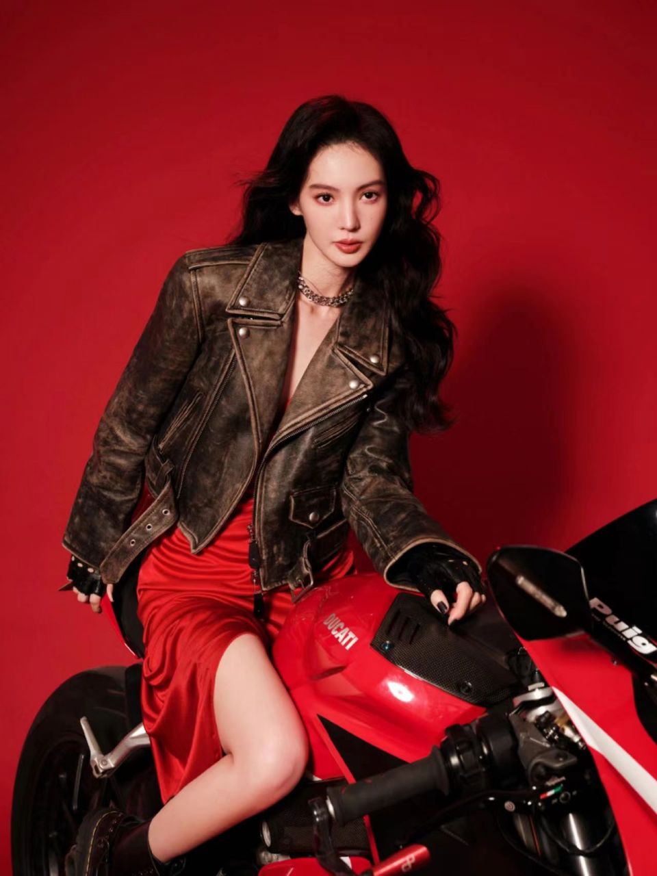 美式拽姐金晨太炸了,皮衣红裙配机车真是太杀我了