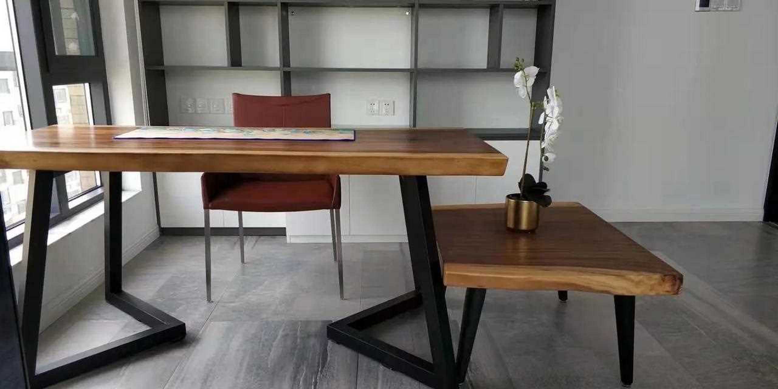 成都设计师给自己办公室配了一张胡桃木整板办公桌整体预算不超四仟