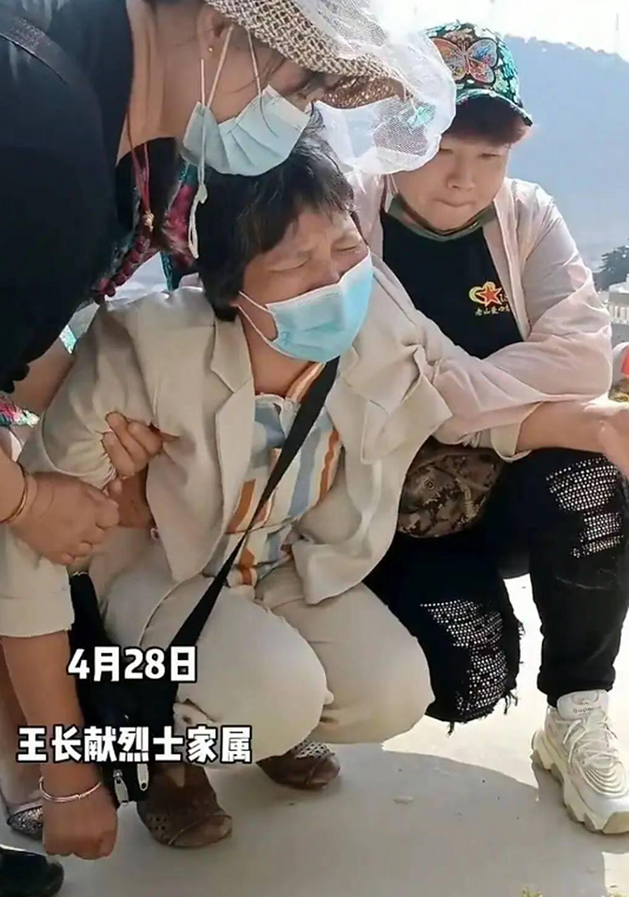 1984年,王长献在老山战场上壮烈牺牲,新婚妻子谢玉花