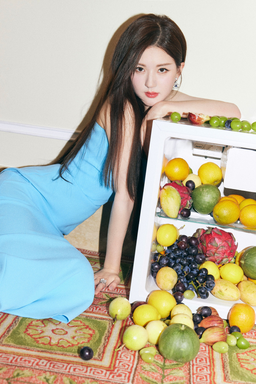 星闻#  赵露思的rosy的夏日派对已开启! 淡蓝裙子和小脚很是出戏.