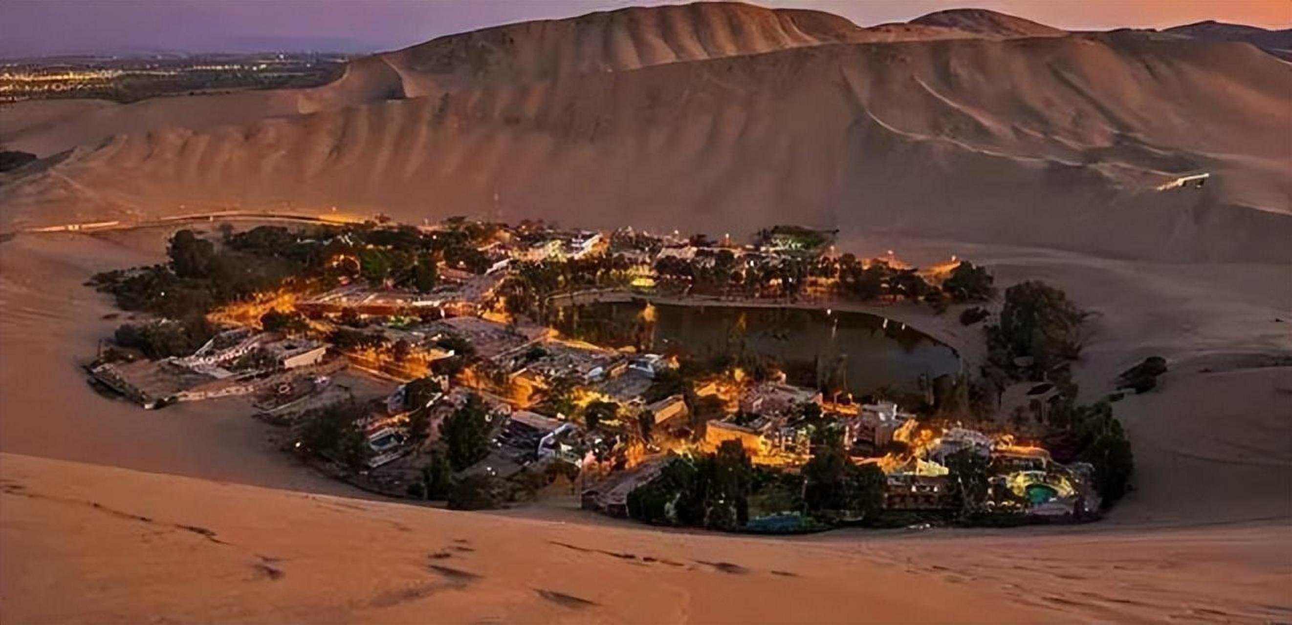 沙尘暴来了#且末塔中镇沙漠工业旅游区:塔中镇位于塔克拉玛干沙漠