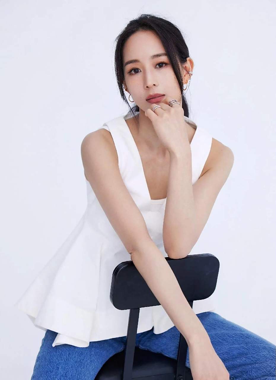 张钧甯一位台湾著名的演员和主持人,出生在一个贫困的家庭,但通过她