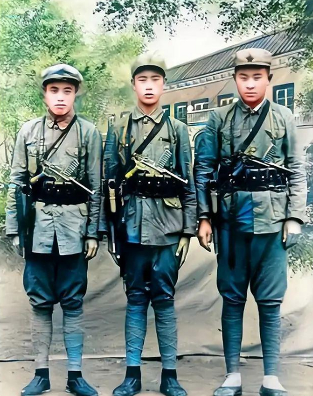 历史老照片: 上世纪五十年代,三位解放军战士的留影.