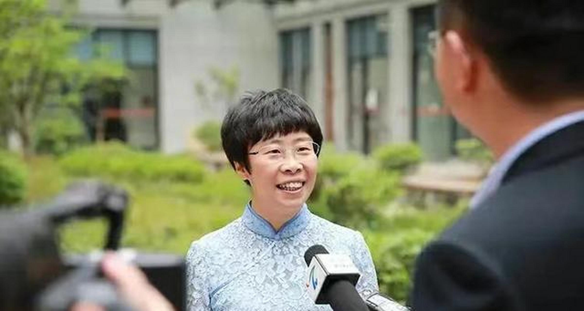 [兔子]北大才女蒙曼如今48岁依然单身,朱讯问她:"你最想嫁的男人是谁?