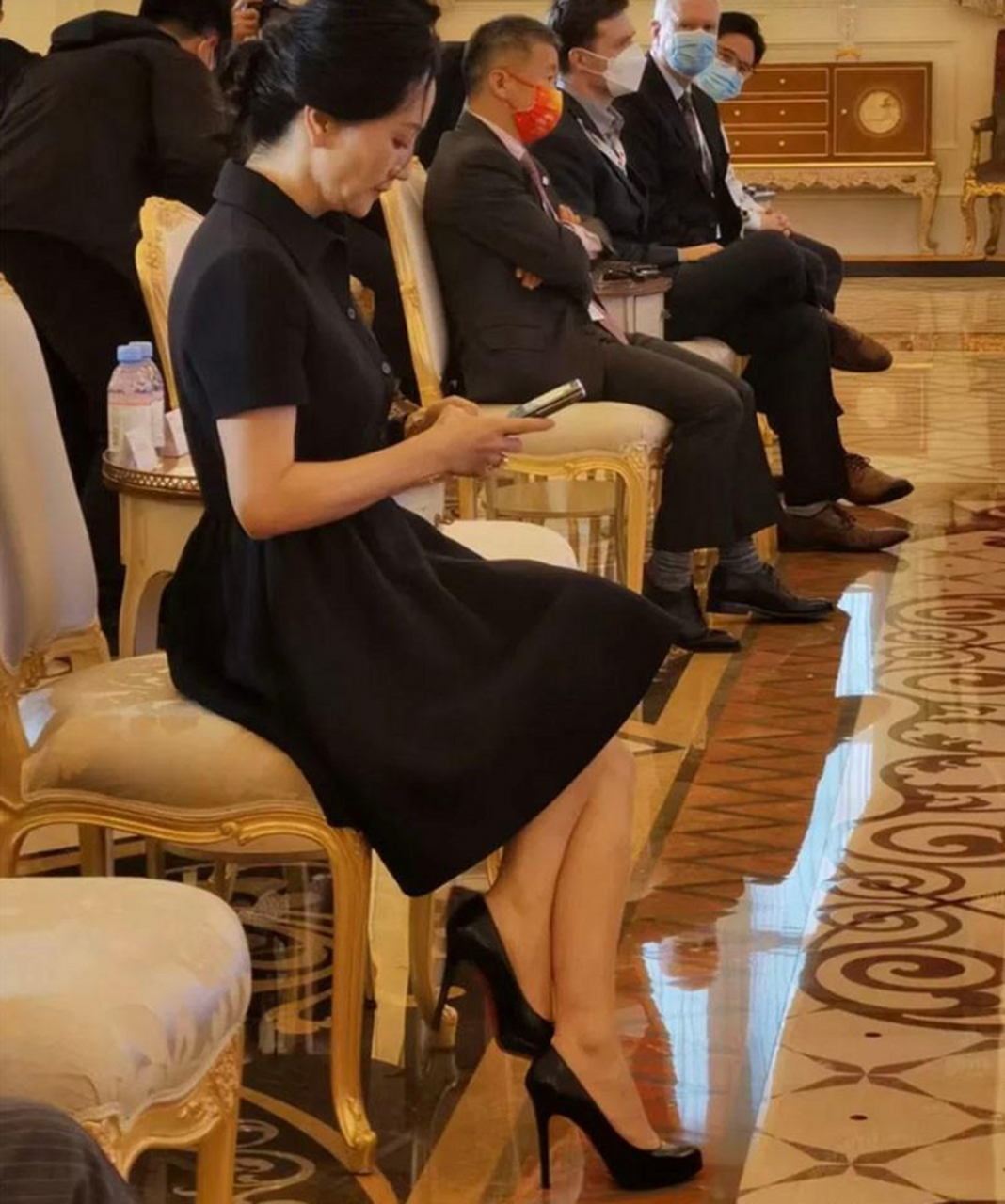 50岁孟晚舟真不愧是穿衣高手,各种裙装打扮时髦洋气,照着穿就行,中年