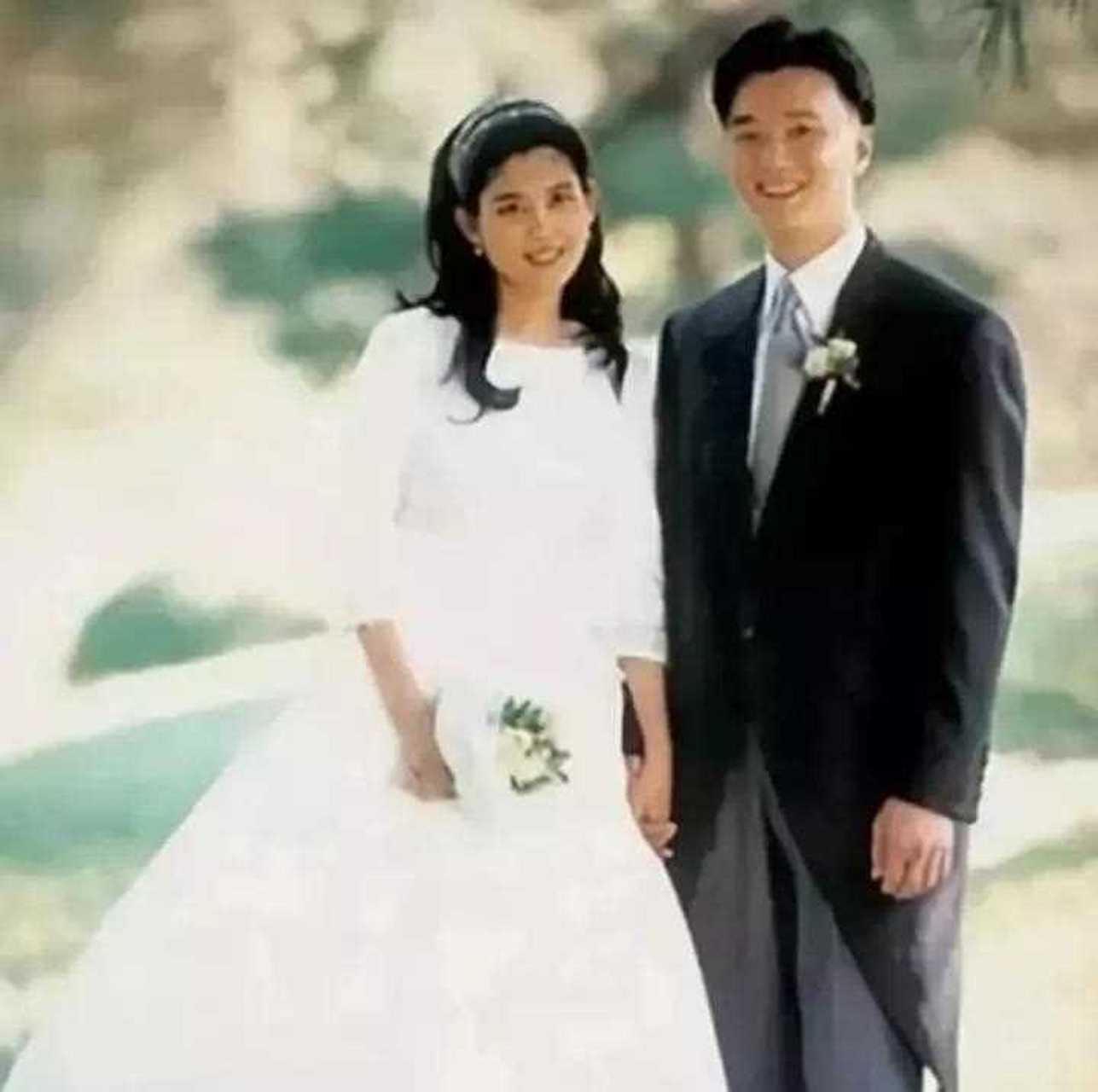 何超琼婚纱图片