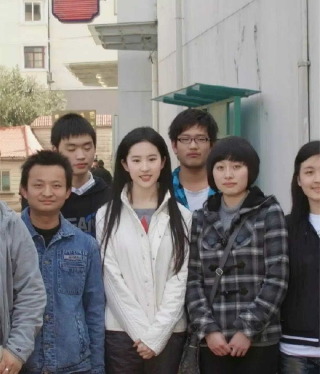 用一句话描述这张照片.[抠鼻]