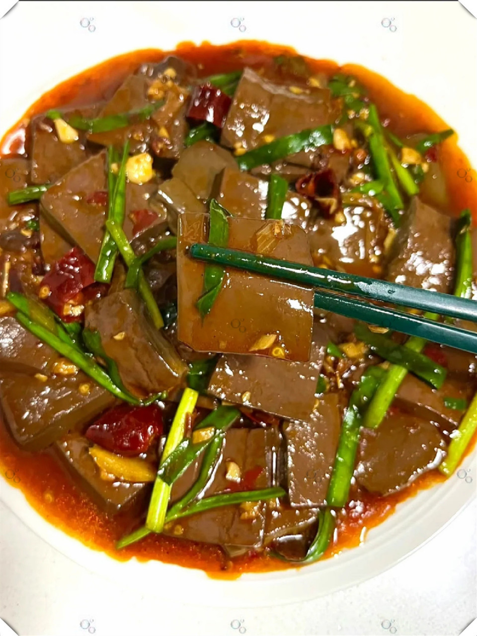 今天给大家推荐一道家庭美食——爆炒鸭血.