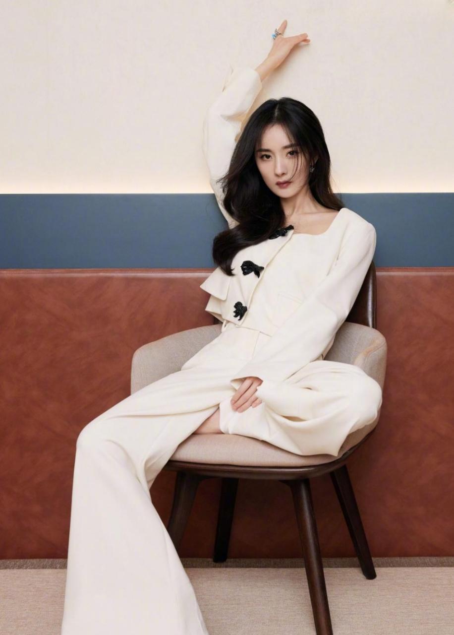 杨幂 身穿白色套装 不穿鞋展示美好的脚丫