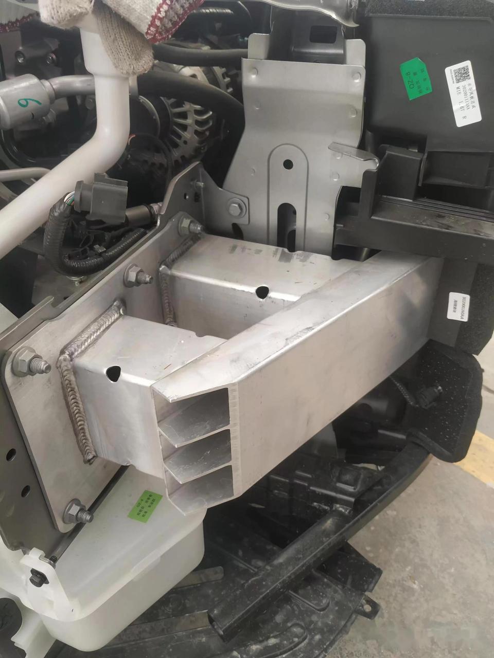 艾瑞泽8和瑞虎8的防撞梁对比,你觉得哪一个更好一点?