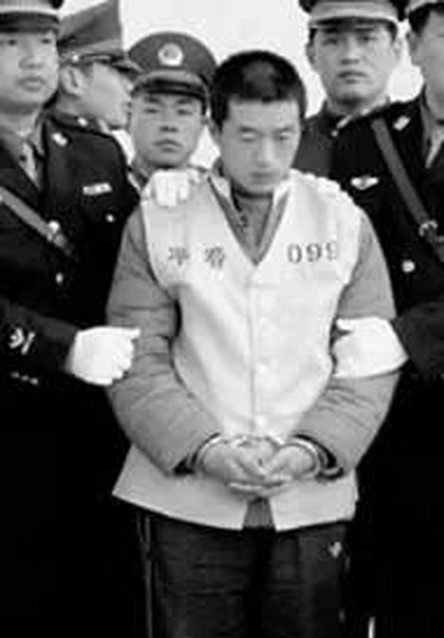 临刑前,不知是天气寒冷,还是心里胆怯,黄勇一直把身体缩成一团.