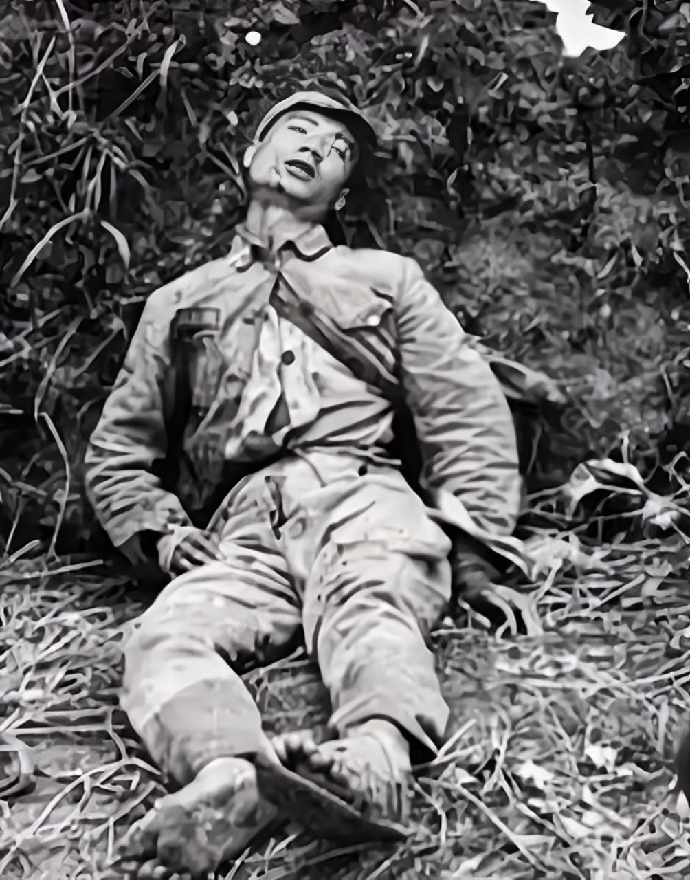 1938年,徐州会战中,一位年轻的川军士兵,牺牲后的留影!