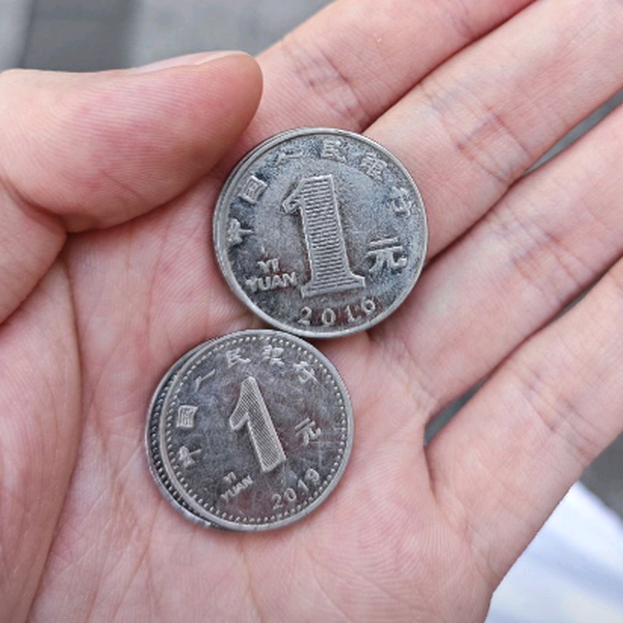 现在才发现,新版的一元硬币变小了