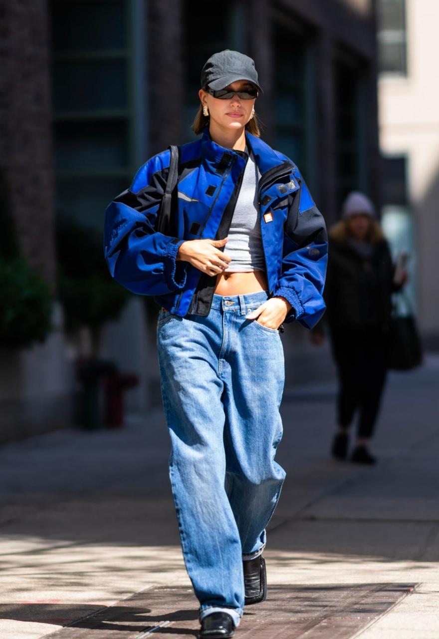 海莉·比伯最新街拍,蓝色短款夹克 牛仔阔腿裤 棒球帽 方头皮鞋帅气