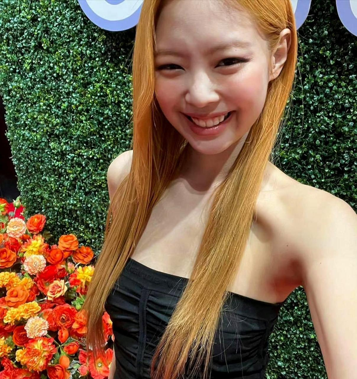 jennie的头发质量变得很差,因为她漂过金发.