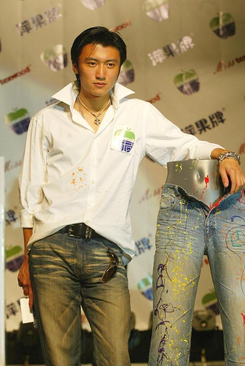 2013年,陈坤对谢霆锋砸耳机怒骂:做节目带着墨镜做什么?