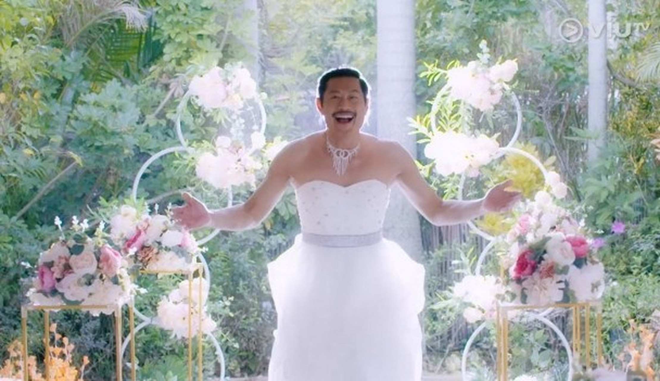 黄德斌穿婚纱掀热话.