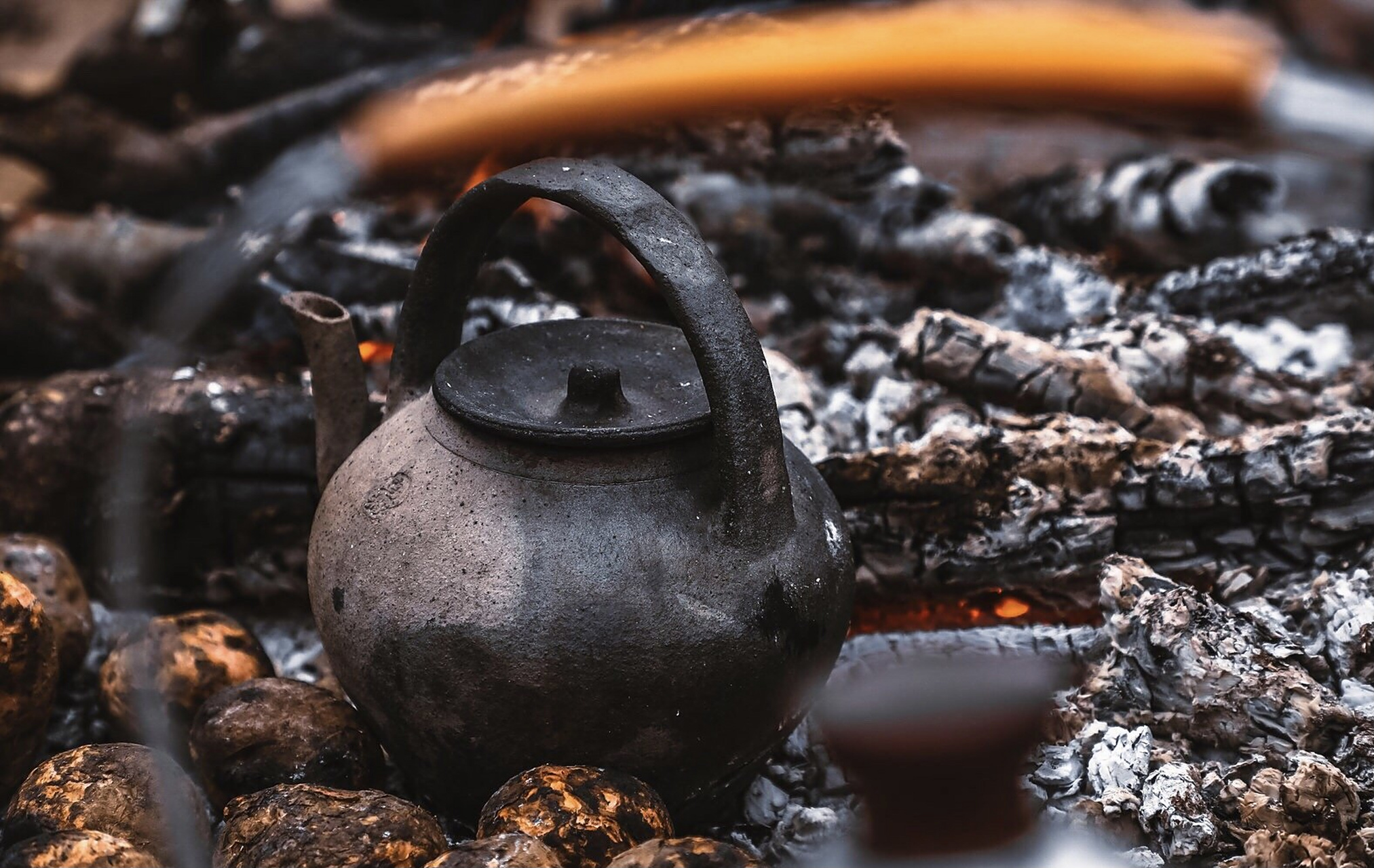 贵州威宁县的乌撒烤茶,又叫"罐罐茶",先把黑陶罐在火里烤热,然后把